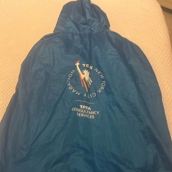 NYC Marathon Poncho - Picture 1 of 3